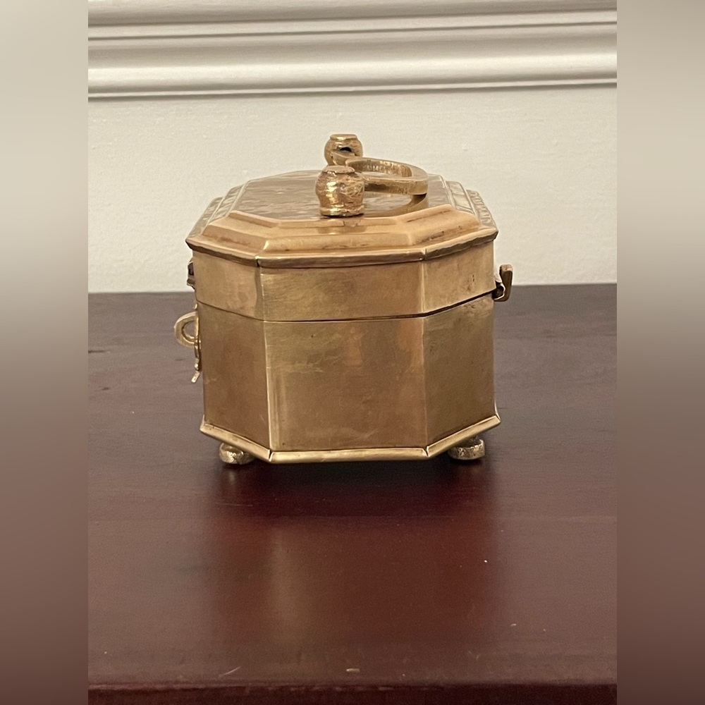 Handmade Brass Vintage Octagon shaped Solid Footed Hinged & Lockable Trinket Box - Picture 5 of 13